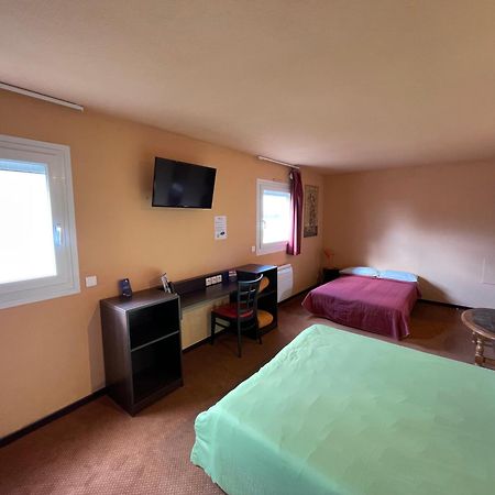 Brit Hotel St-Quentin/Nord Fayet  ภายนอก รูปภาพ