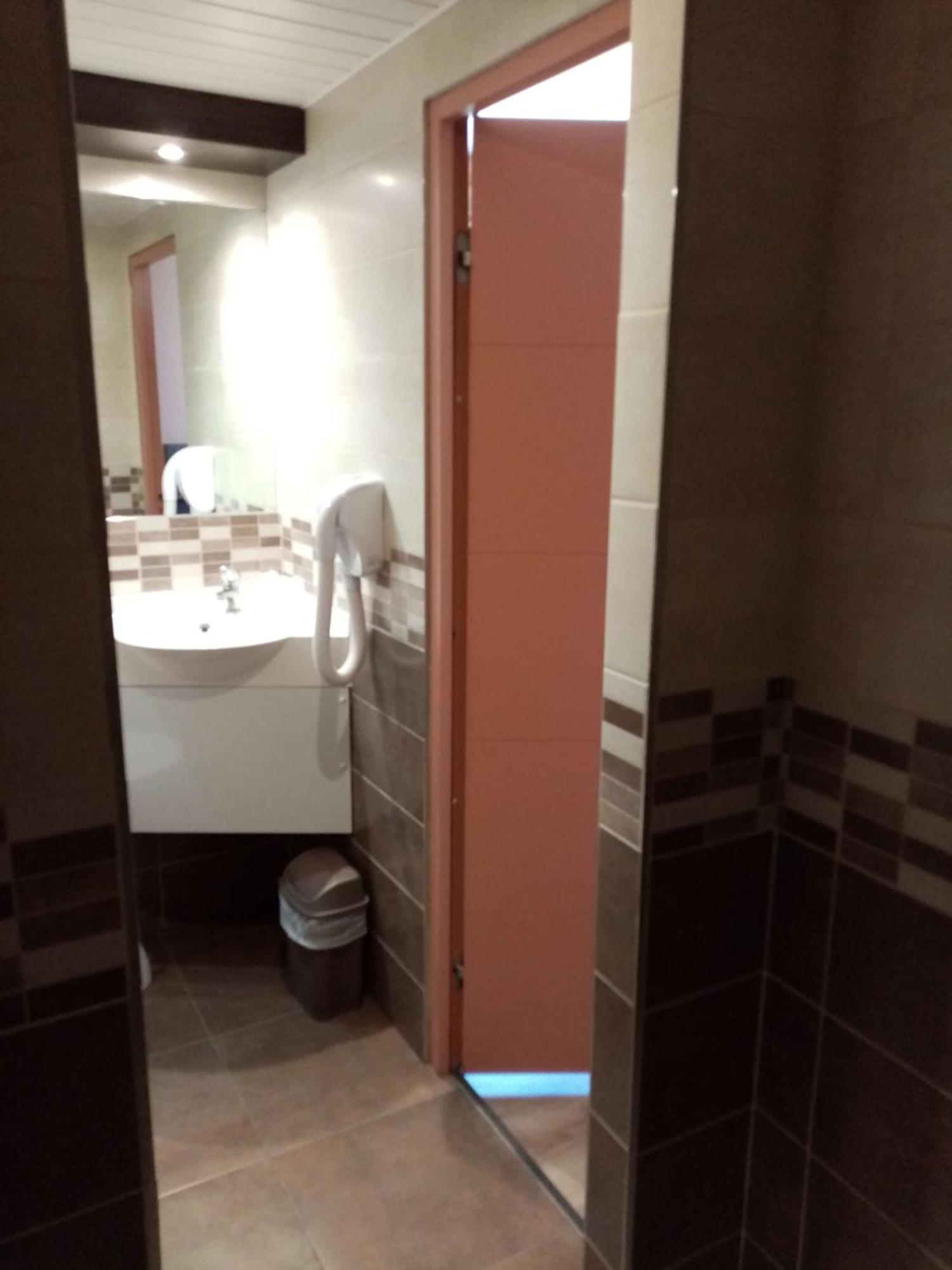 Brit Hotel St-Quentin/Nord Fayet  ภายนอก รูปภาพ