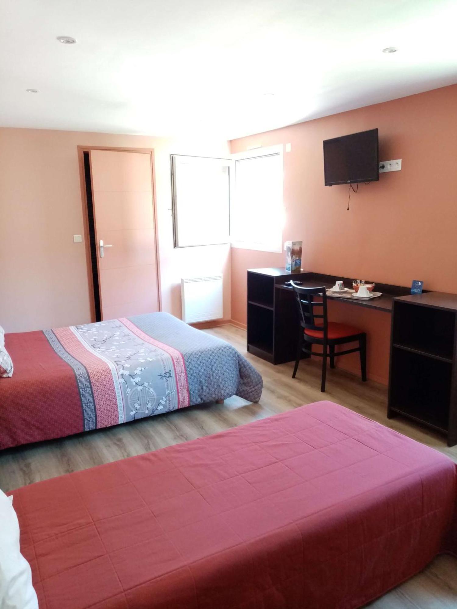 Brit Hotel St-Quentin/Nord Fayet  ภายนอก รูปภาพ