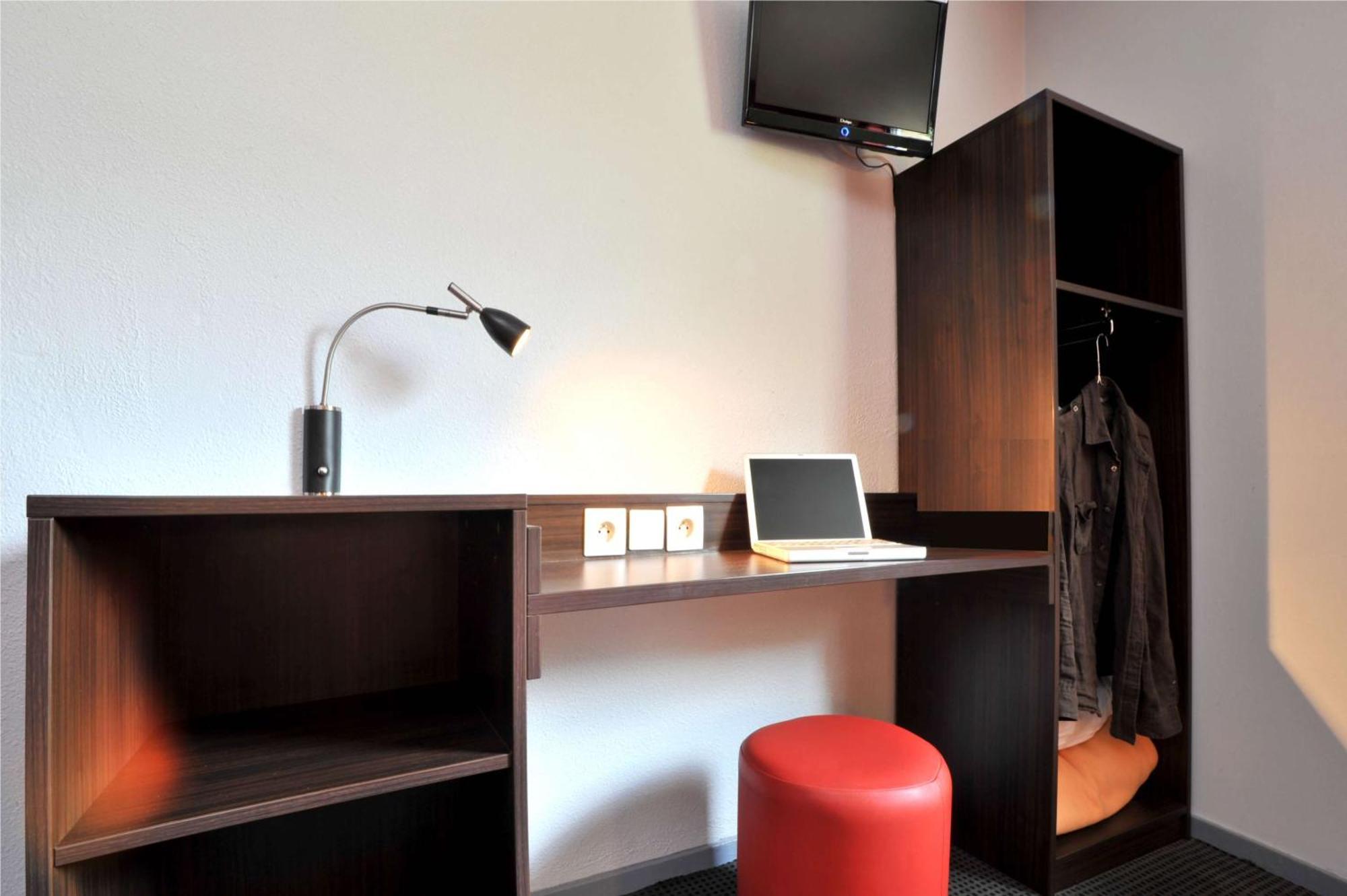 Brit Hotel St-Quentin/Nord Fayet  ภายนอก รูปภาพ