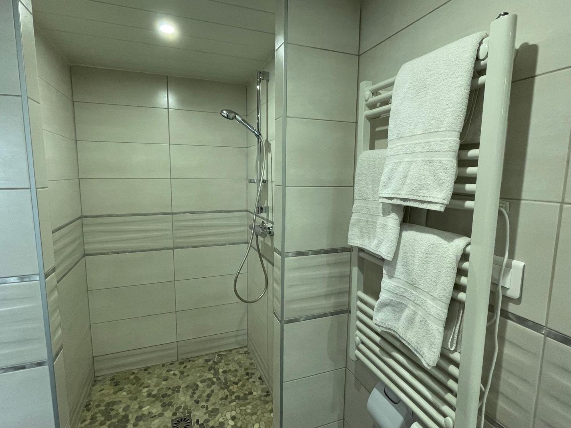 Brit Hotel St-Quentin/Nord Fayet  ภายนอก รูปภาพ