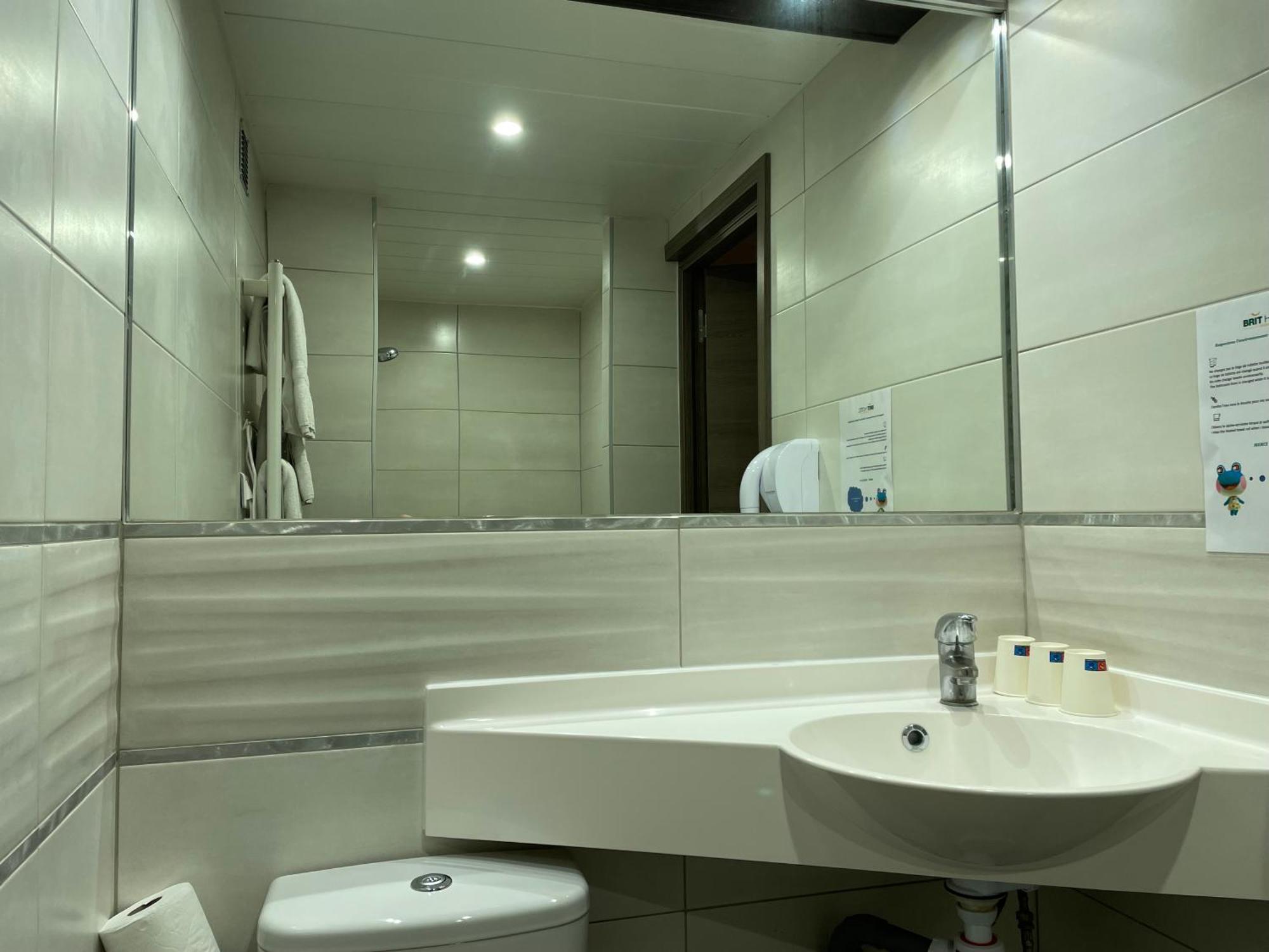 Brit Hotel St-Quentin/Nord Fayet  ภายนอก รูปภาพ