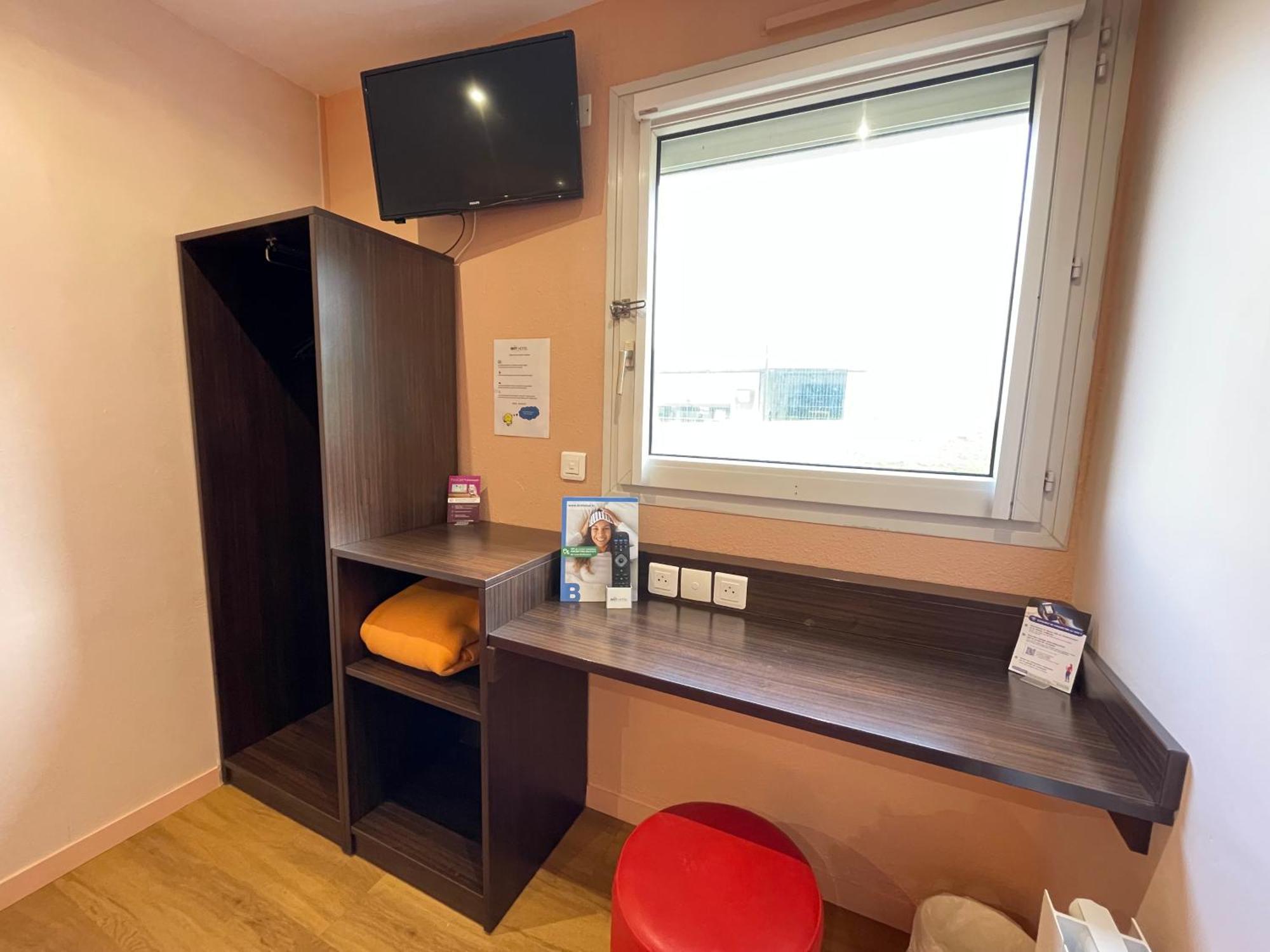 Brit Hotel St-Quentin/Nord Fayet  ภายนอก รูปภาพ