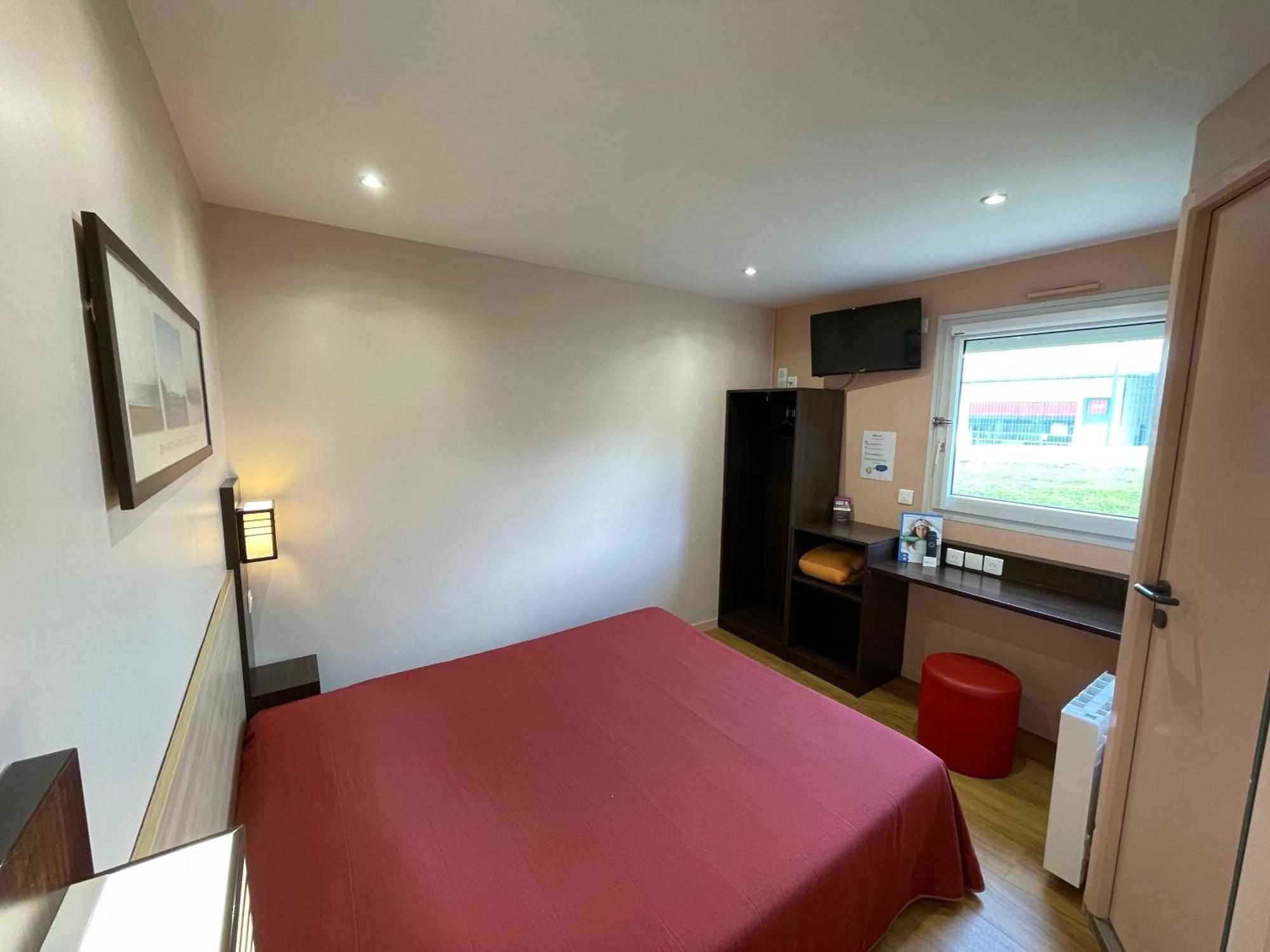 Brit Hotel St-Quentin/Nord Fayet  ภายนอก รูปภาพ