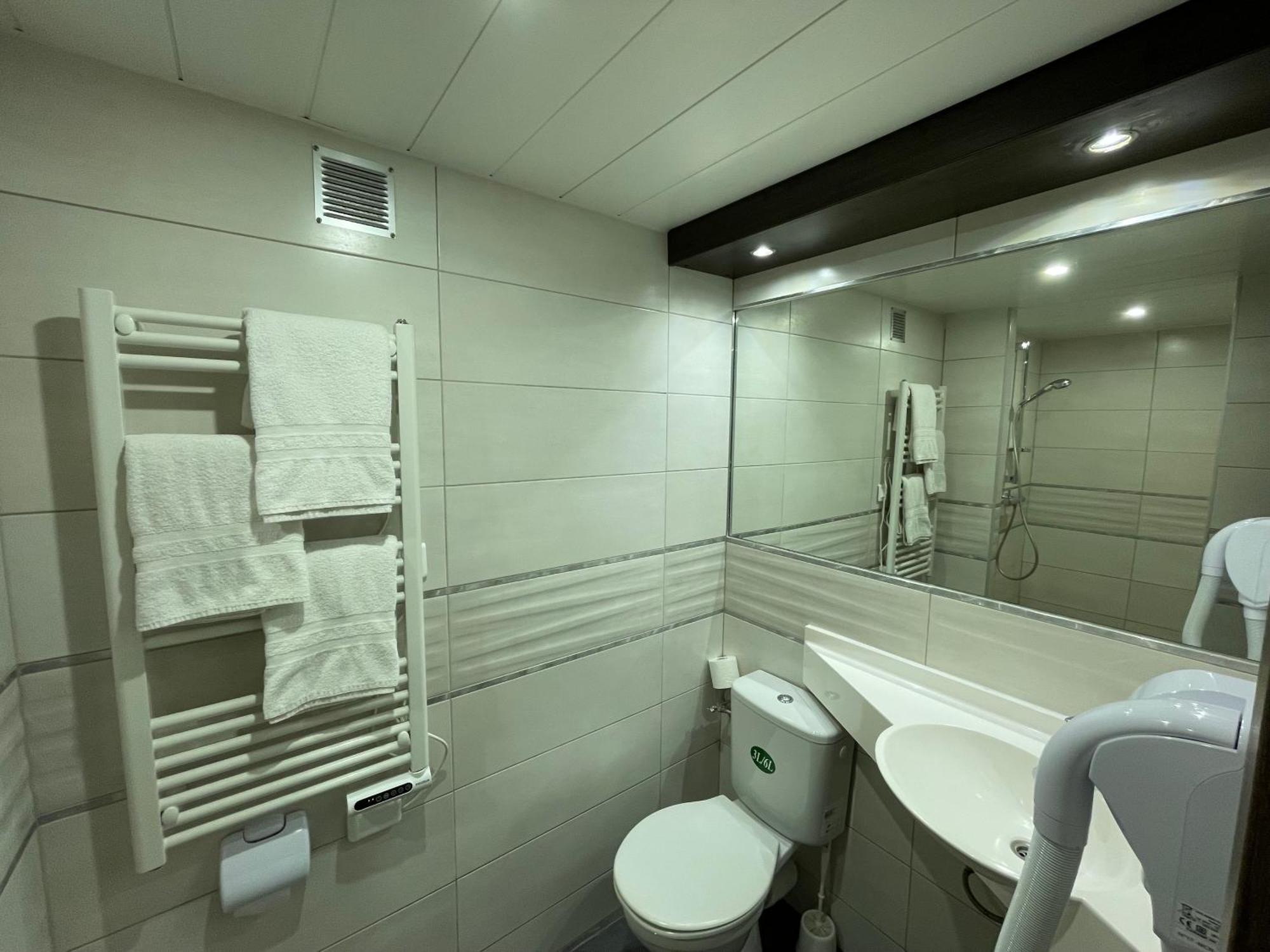 Brit Hotel St-Quentin/Nord Fayet  ภายนอก รูปภาพ