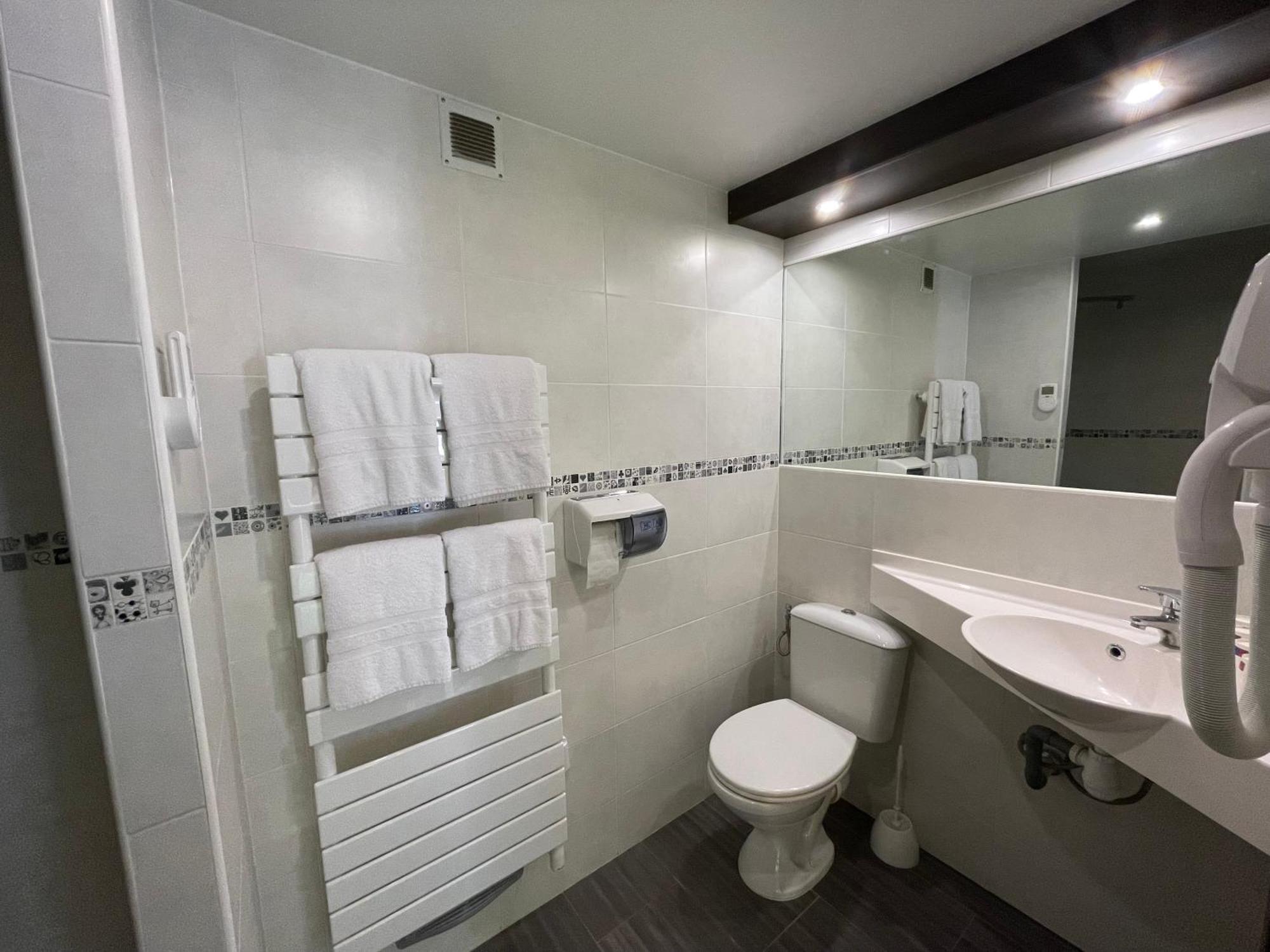 Brit Hotel St-Quentin/Nord Fayet  ภายนอก รูปภาพ