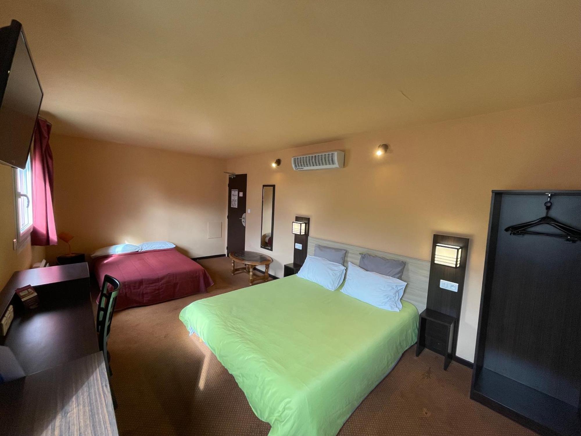 Brit Hotel St-Quentin/Nord Fayet  ภายนอก รูปภาพ