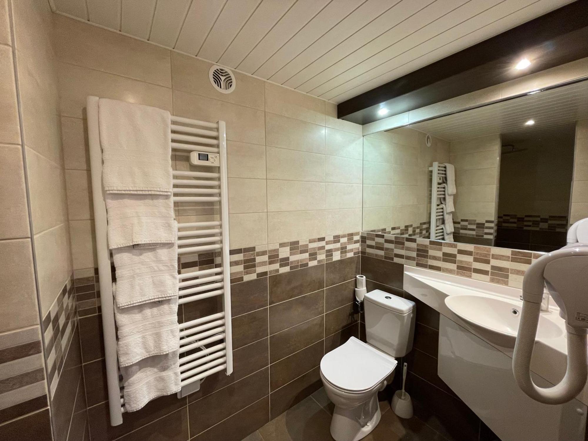 Brit Hotel St-Quentin/Nord Fayet  ภายนอก รูปภาพ