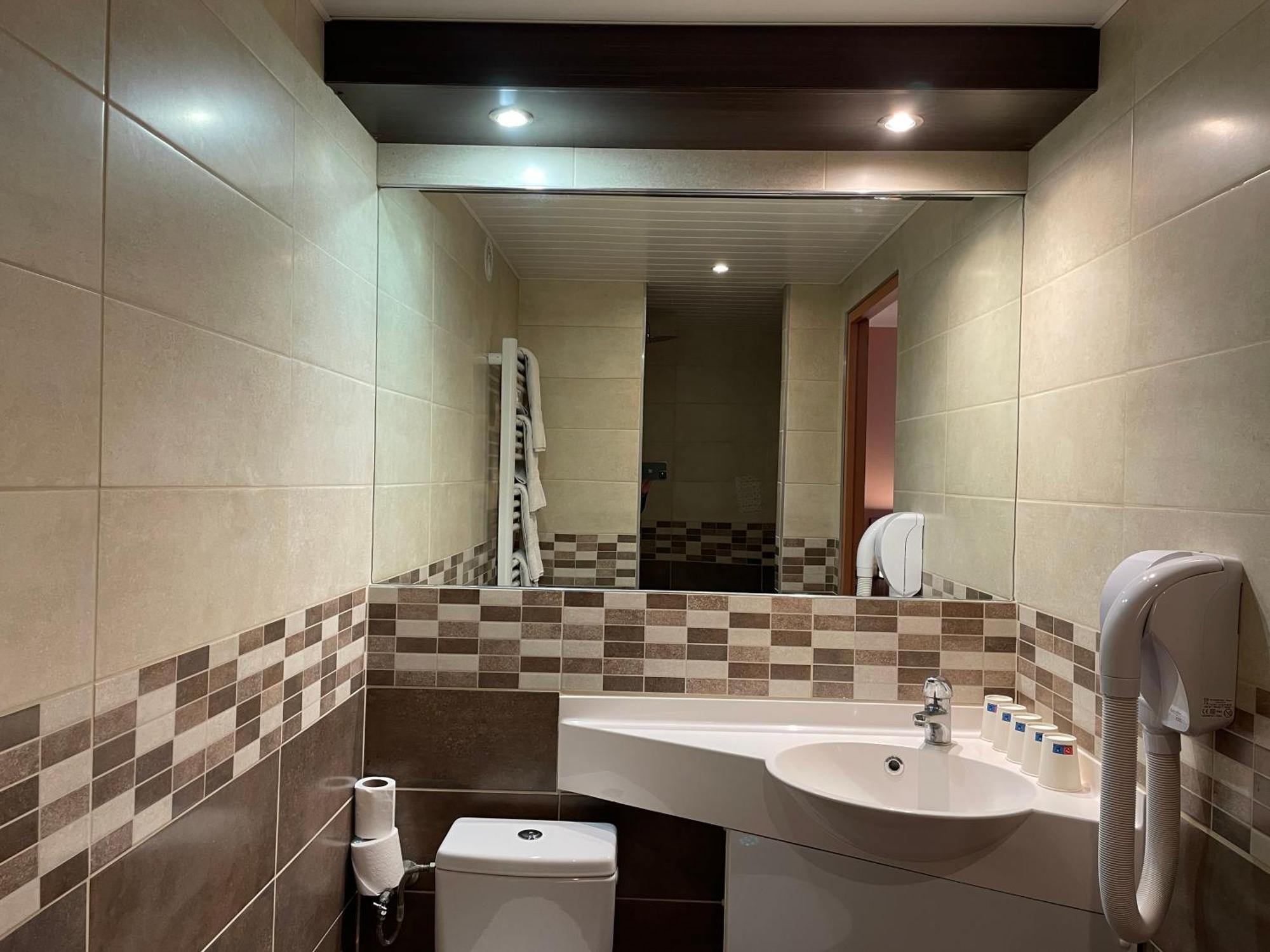 Brit Hotel St-Quentin/Nord Fayet  ภายนอก รูปภาพ
