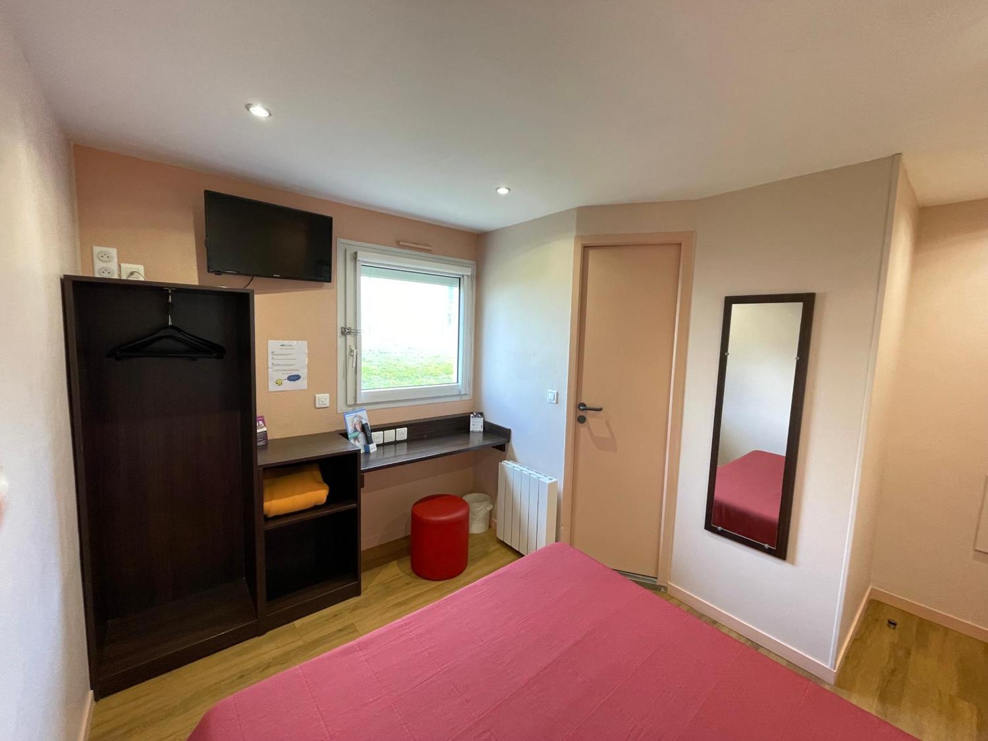 Brit Hotel St-Quentin/Nord Fayet  ภายนอก รูปภาพ