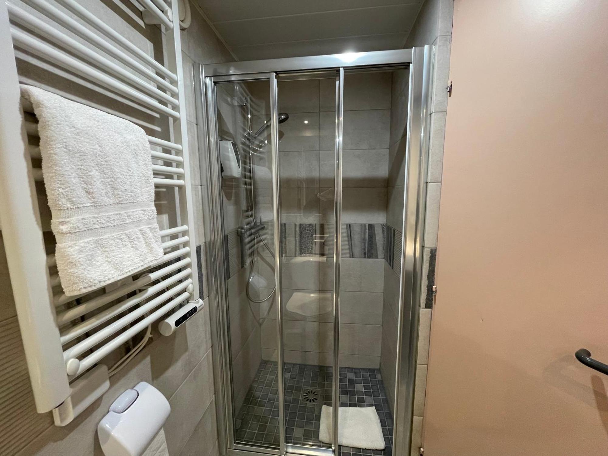 Brit Hotel St-Quentin/Nord Fayet  ภายนอก รูปภาพ