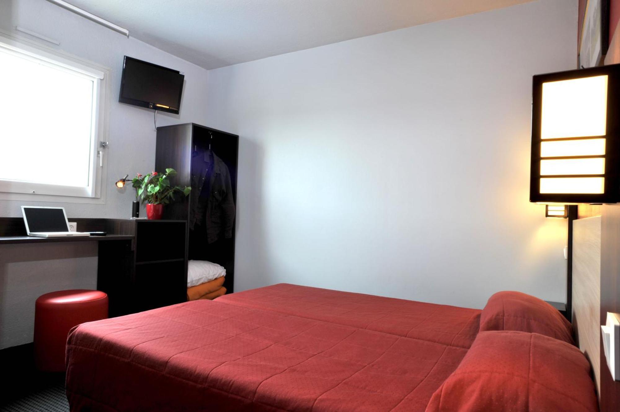 Brit Hotel St-Quentin/Nord Fayet  ภายนอก รูปภาพ