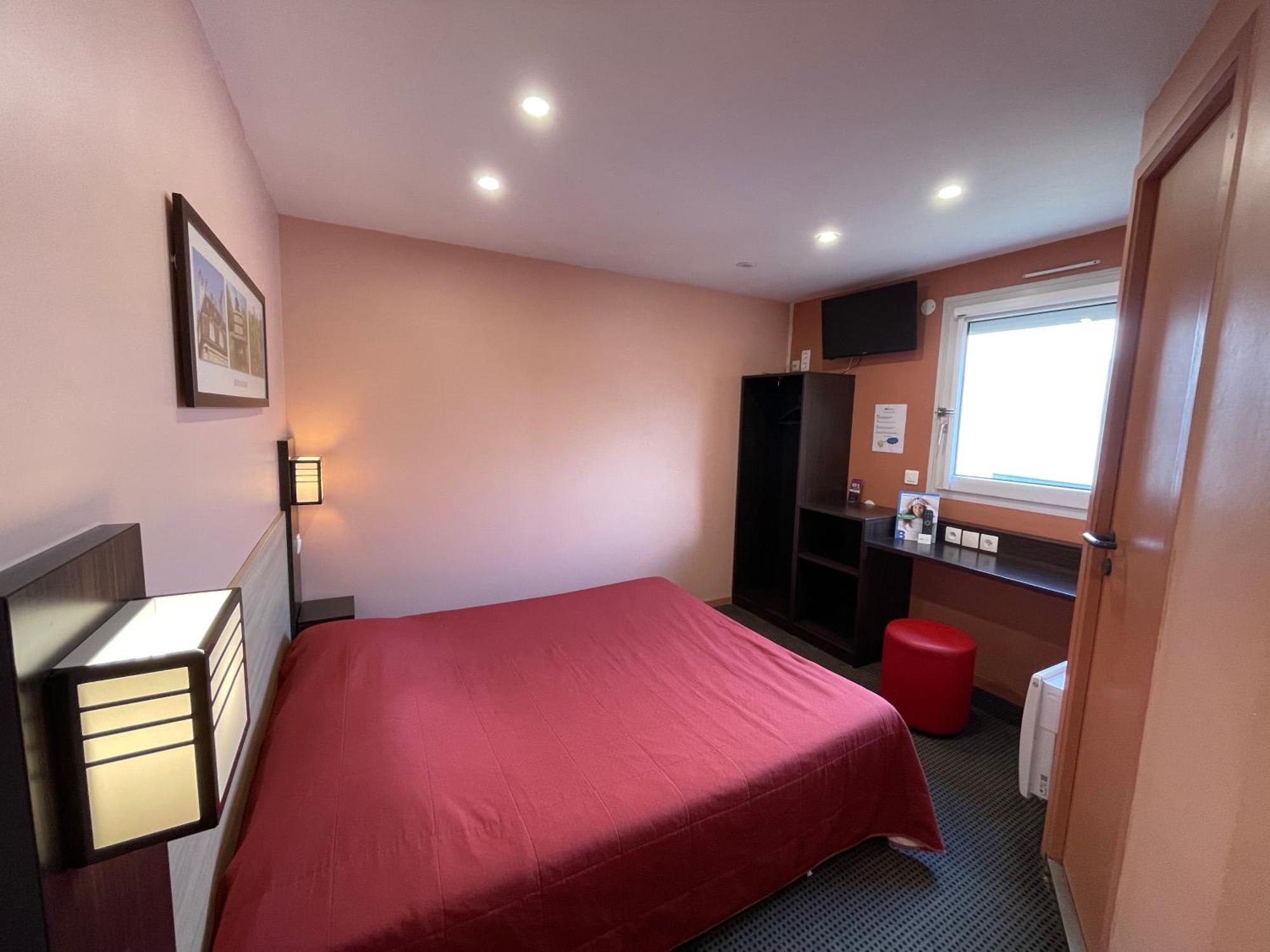 Brit Hotel St-Quentin/Nord Fayet  ภายนอก รูปภาพ